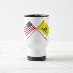 Gekreuzte Betsy- Ross und Gadsden-Flaggen Reisebecher