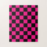 Gekreuzte Quadrate mit rosa, geometrischem Retro<br><div class="desc">Kegelförmige Quadrate heißen rosa schwarzen geometrischen Retro-Muster Puzzle Geschenk für sie. Cooles geometrisches rechteckiges Muster in Retro. Vintage Fliesen schwarz und heiß rosa modernes Schachbrett.</div>