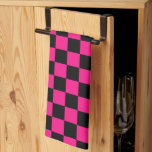 Gekreuzte Quadrate mit rosa, geometrischem Retro Geschirrtuch<br><div class="desc">Einzigartige Zuhause Küche Essen Handtücher. Kegelförmige Quadrate heißen rosa schwarzen geometrischen Retro-Muster Geschenk für sie. Cooles geometrisches rechteckiges Muster in Retro. Vintage Fliesen schwarz und heiß rosa modernes Schachbrett.</div>