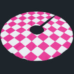 Gekreuzte Quadrate mit weißem, rosa Retro Polyester Weihnachtsbaumdecke<br><div class="desc">Kegelförmige Quadrate heißen rosa,  geometrisch-Retromuster Weihnachtsbaumrock. Zuhause Décor Holiday Accents Geschenk für sie. Cooles geometrisches rechteckiges Muster in Retro. Vintage Fliesen weiß und heiß rosa modernes Schachbrett.</div>