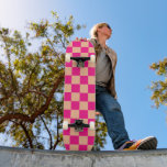 Gekreuzte Quadrate pfirsichfarbenes geometrisches Skateboard<br><div class="desc">Karrierte Quadrate pfirsichpfirsichrosa geometrisches Retroskateboard. Outdoor Sport Equipment Geschenk für ihr Skateboarder Mädchen. Cooles geometrisches rechteckiges Muster in Retro. Vintage Fliesen pfirsichfarben heißen rosa modernen Schachbrett.</div>