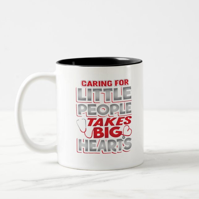 Gekümmert für kleine Leute nimmt große Herzen Zweifarbige Tasse (Links)