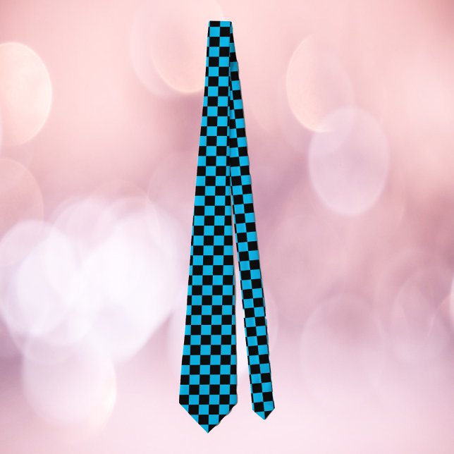Geländertes Muster Blau und Schwarz Krawatte (A fun tie with a blue and black checkered pattern)