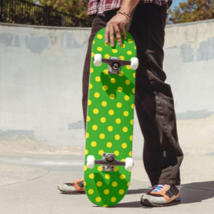 Gelb auf grünem Polka-Punkte-Musterdesign Skateboard