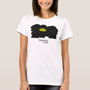 Gelb in einem Schwarzen Meer von Umbrellas T-Shirt