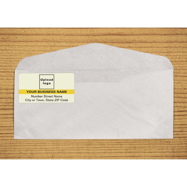 Gelb mit hervorgehobenem Markennamen-Versandschild (Yellow with highlighted brand name shipping label on envelope)