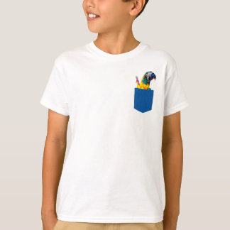 Gelb, orange und blauer Papagei im Pocket-T - Shir T-Shirt