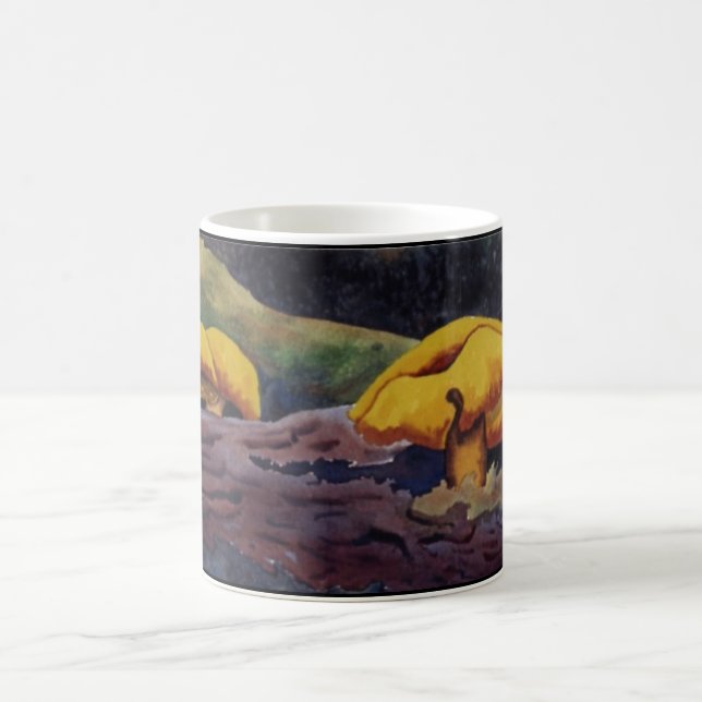 Gelb-orangefarbene Pilze auf einem tiefen Waldlog Kaffeetasse (Mittel)
