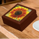 Gelb und Bronze-Sonnenblumen Erinnerungskiste<br><div class="desc">In dieser hölzernen Geschenkboxen mit Keramik-Fliesen,  die das Foto einer gelben und bronzefarbenen Sonnenblume prägen,  werden Schmuckstücke,  Schmuck und andere kleine Keepsakes aufbewahrt. Ein schönes,  blumengeschmücktes Design! Wählen Sie Ihre Geschenkboxen und Farbe.</div>