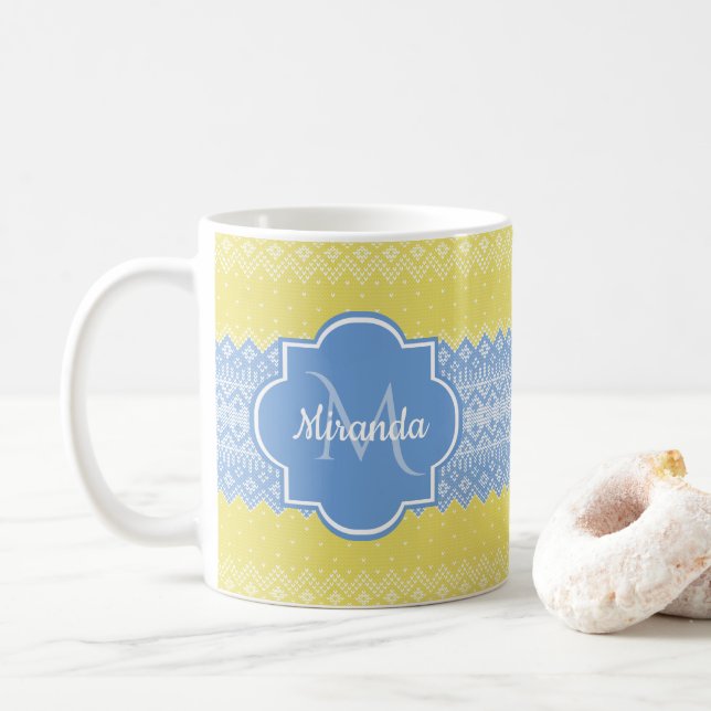 Gelb- und hellblauer Strick mit Monogramm Kaffeetasse (Mit Donut)