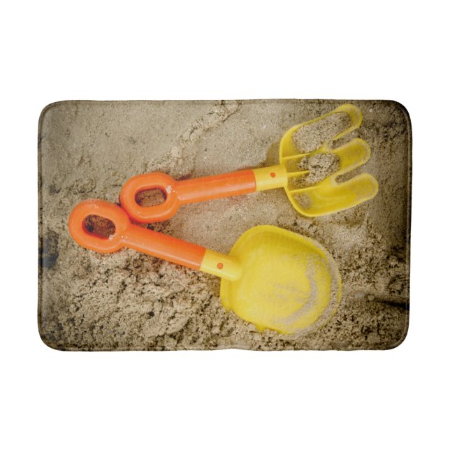 Gelb und orange Sandspielzeug am Strand drucken Badematte (Vorderseite)