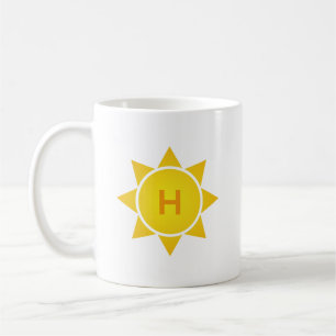 Gelb verlaufende Sonne mit Monogramm aus einem ein Kaffeetasse