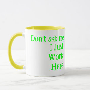 Gelb-Weiß-Spaß Ich arbeite nur hier Funny Tasse