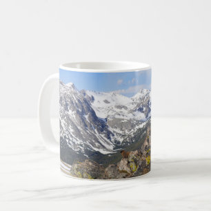 Gelbbaudiges Murmeltier beim Blick auf die Rocky M Kaffeetasse