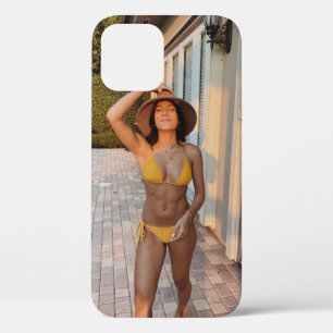 Gelbbikini-Frau stehend auf Braunziegelflur Case-Mate iPhone Hülle