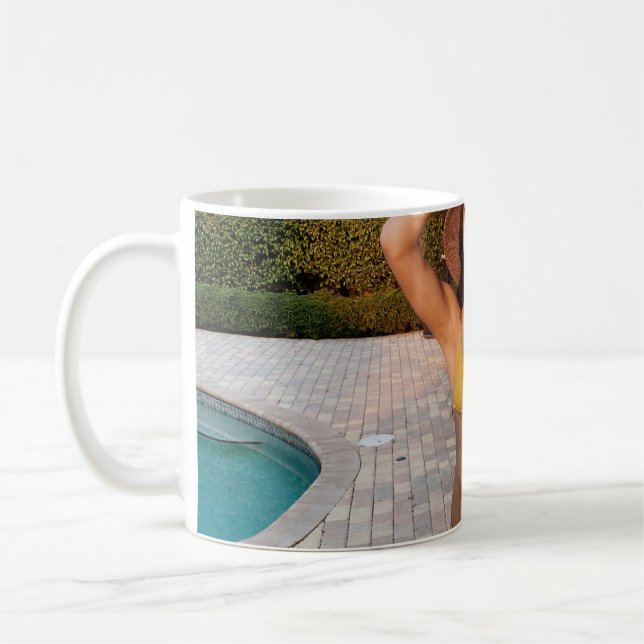 Gelbbikini-Frau stehend auf Braunziegelflur Kaffeetasse (Links)