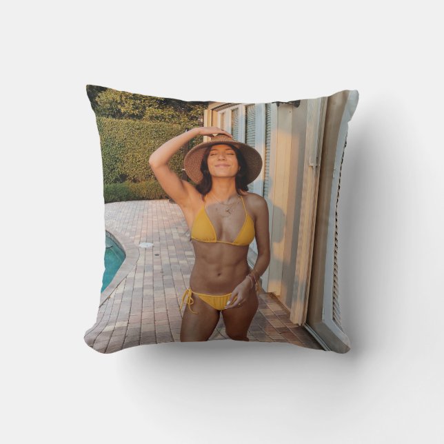 Gelbbikini-Frau stehend auf Braunziegelflur Kissen (Vorderseite)