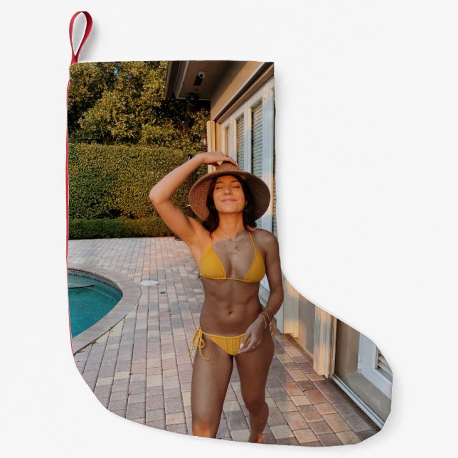 Gelbbikini-Frau stehend auf Braunziegelflur Kleiner Weihnachtsstrumpf (Vorderseite)