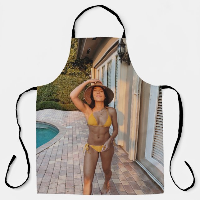 Gelbbikini-Frau stehend auf Braunziegelflur Schürze (Vorderseite)