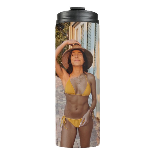 Gelbbikini-Frau stehend auf Braunziegelflur Thermosbecher (Vorderseite)