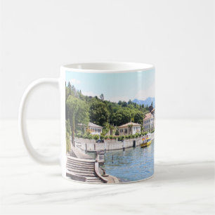 GELBBOOT IN DER NÄHE DES GEBÄUDE FESTGELEGT KAFFEETASSE