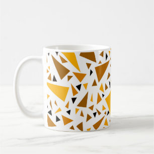 Gelbbraune Dreiecke auf weißem Retro-Hintergrund Kaffeetasse