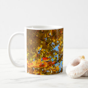Gelbe Ahornblätter und blauer Himmel Kaffeetasse