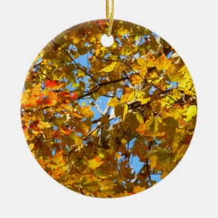 Gelbe Ahornblätter und blauer Himmel Keramik Ornament