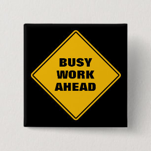 Gelbe Arbeit vor dem klassischen Warnschild Button