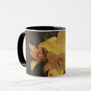 Gelbe asiatische Lilie auf altem, ramponiertem Lei Tasse