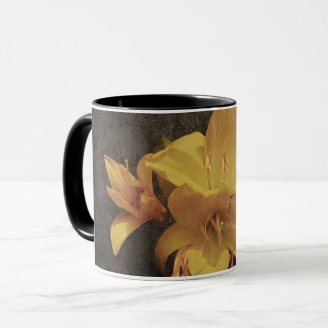 Gelbe Asiatische Lilie auf alter grungeliger Leinw Tasse (Vorderseite Links)