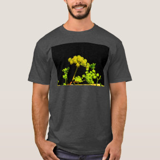 Gelbe blühende Pflanze auf schwarzem Hintergrund 1 T-Shirt