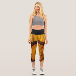 Gelbe Blume auf schwarzem Hintergrund Capri Leggings