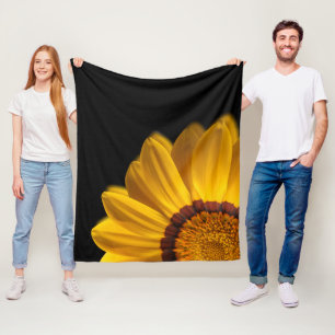 Gelbe Blume auf schwarzem Hintergrund Fleecedecke
