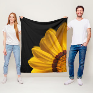 Gelbe Blume auf schwarzem Hintergrund Fleecedecke