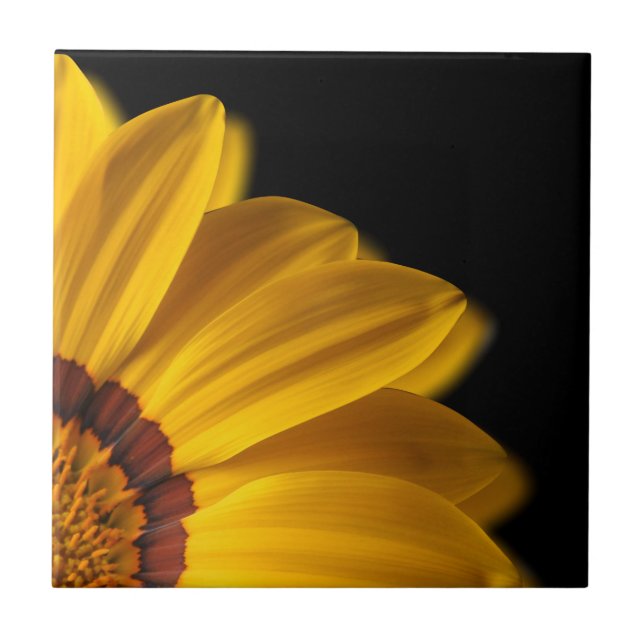 Gelbe Blume auf schwarzem Hintergrund Fliese (Vorderseite)