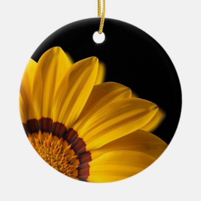 Gelbe Blume auf schwarzem Hintergrund Keramik Ornament (Vorne)