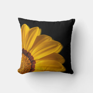 Gelbe Blume auf schwarzem Hintergrund Kissen