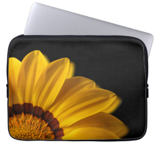 Gelbe Blume auf schwarzem Hintergrund Laptopschutzhülle