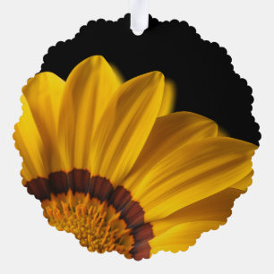 Gelbe Blume auf schwarzem Hintergrund Ornament Karte