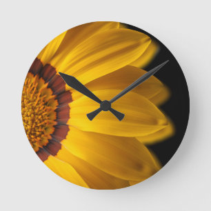 Gelbe Blume auf schwarzem Hintergrund Runde Wanduhr