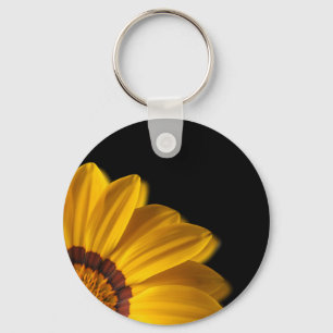 Gelbe Blume auf schwarzem Hintergrund Schlüsselanhänger