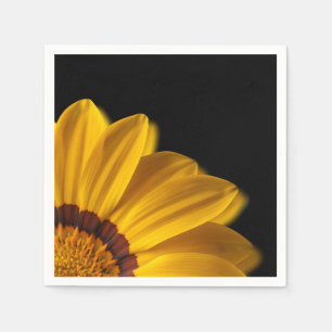 Gelbe Blume auf schwarzem Hintergrund Serviette