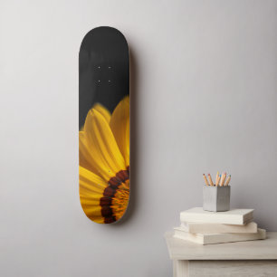 Gelbe Blume auf schwarzem Hintergrund Skateboard
