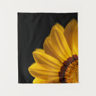 Gelbe Blume auf schwarzem Hintergrund Wandteppich