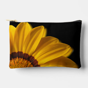 Gelbe Blume auf schwarzem Hintergrund Zubehörtasche