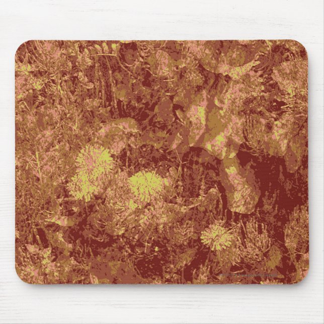 Gelbe Blume gegen Blatttarnungsmuster Mousepad (Vorne)