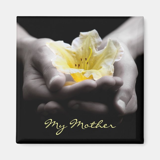 Gelbe Blume in den Händen für Mutter Magnet (Vorne)