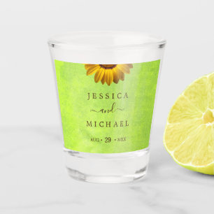 Gelbe Blumen auf Abstrakter Grüner Hochzeit Schnapsglas