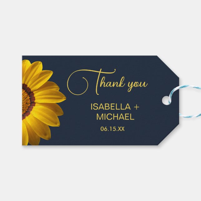 Gelbe Blumen auf Navy Blue-Hintergrund Monogram Geschenkanhänger (Vorderseite (Horizontal))